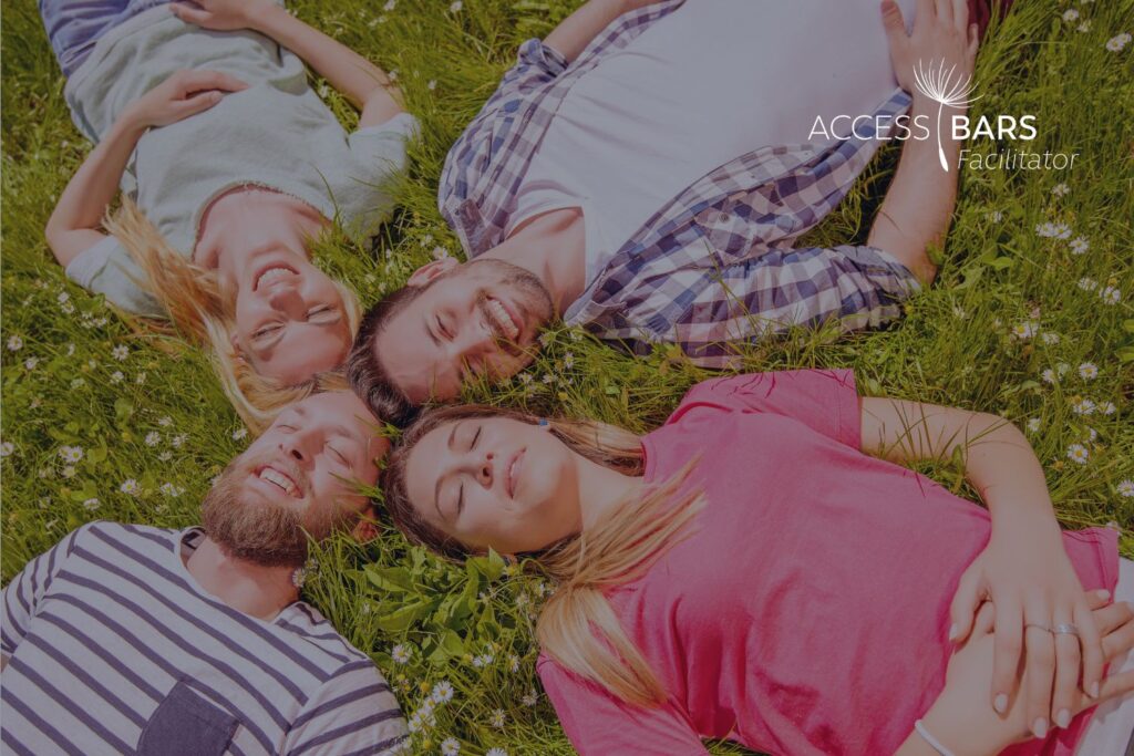 Freunde entspannen auf der Wiese